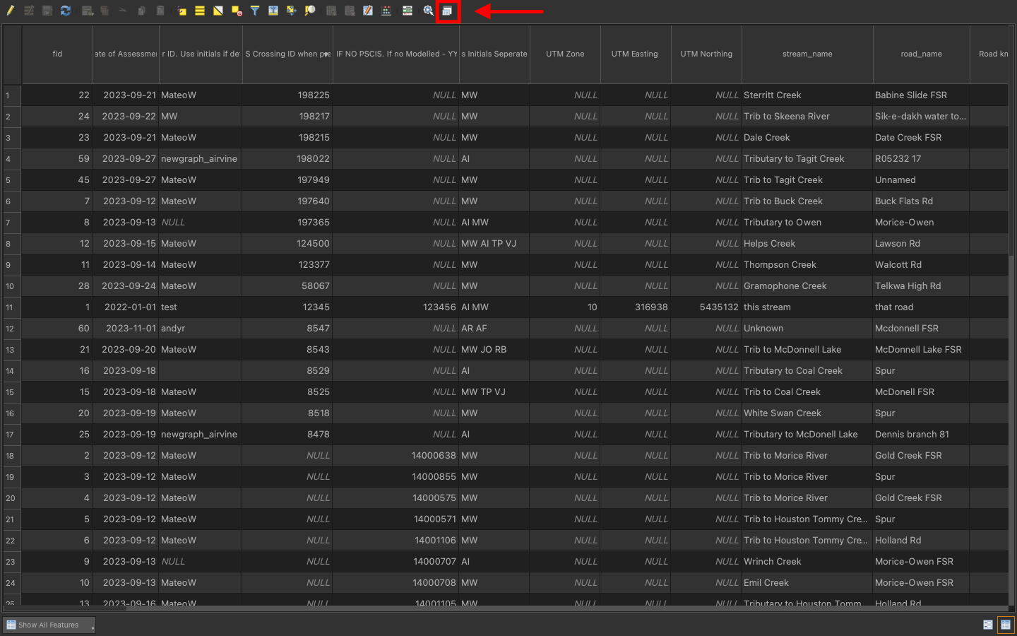 Select the 'doc attributes table' icon on the top right of the attributes table so it is visible on the same screen as the map